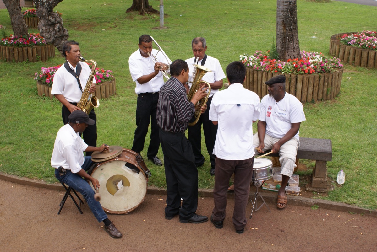 Groupe de séga réunionnais jouant dans les rues de Saint-Pierre, La Réunion