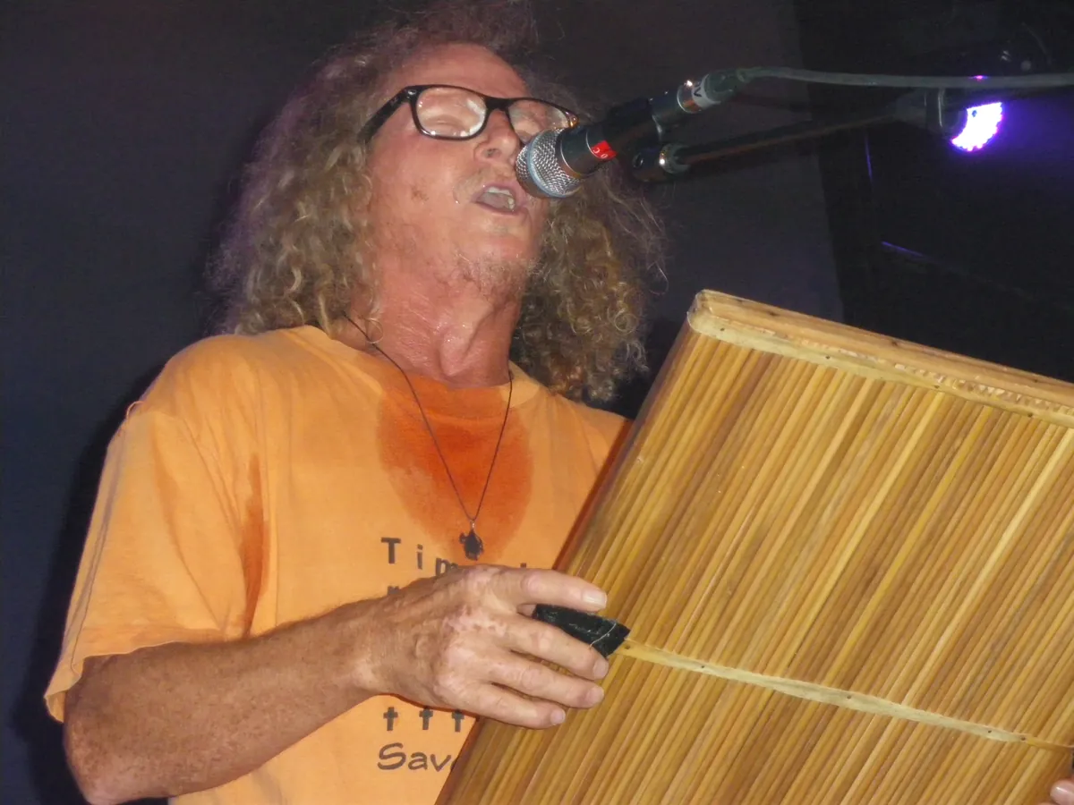 Danyèl Waro jouant du kayamb lors d un concert de maloya à La Réunion