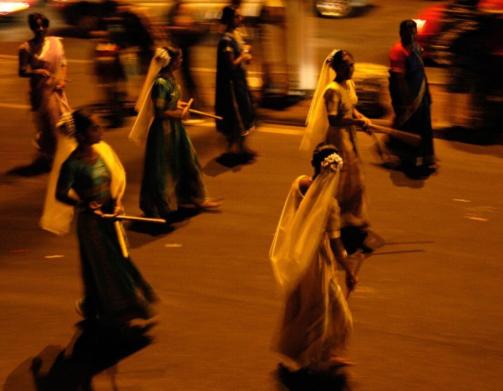 Jeunes filles réunionnaises en tenue traditionnelle participant au Dipavali fête hindoue à La Réunion