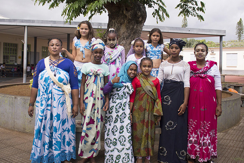 Femmes réunionnaises portant le salouva et msizano tenue traditionnelle créole de La Réunion