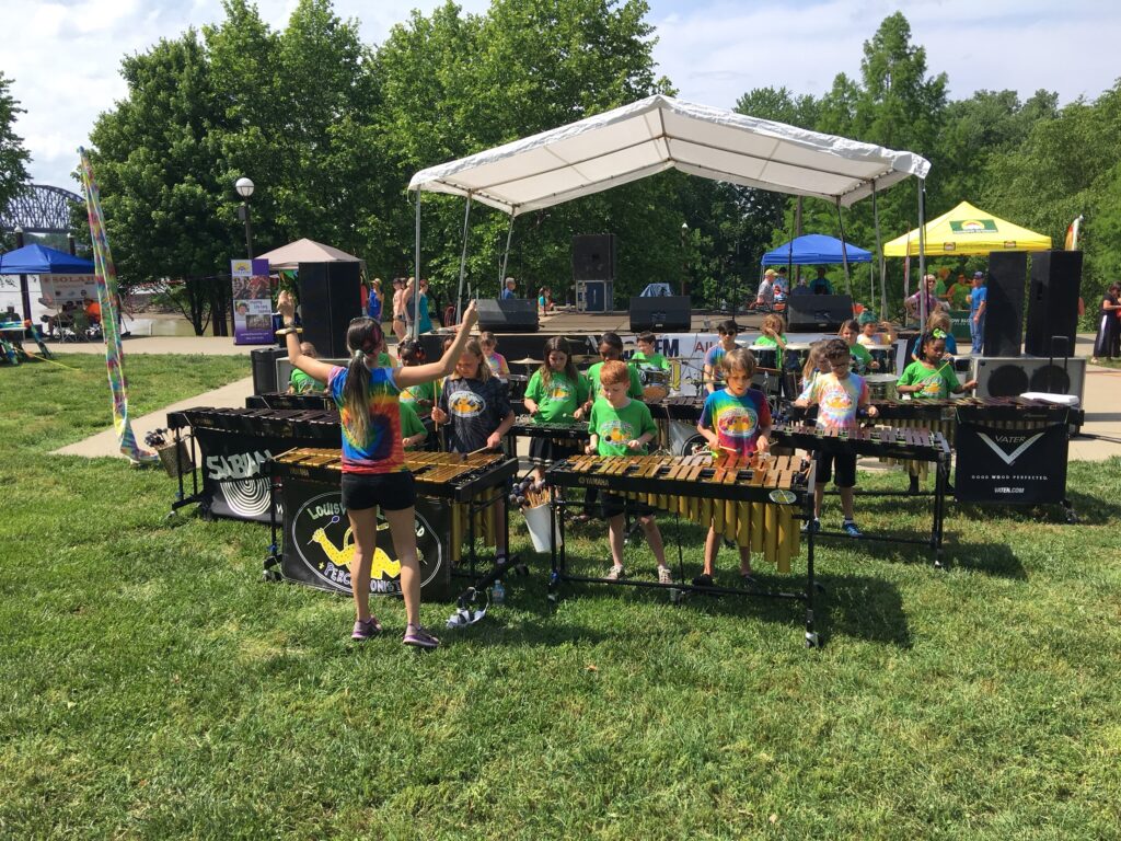 Jeunes percussionnistes en concert, illustration de la relève musicale et des jeunes talents