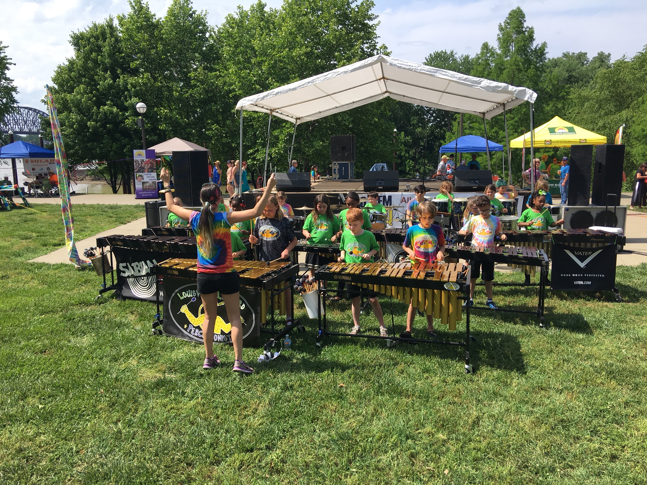 Jeunes percussionnistes en concert, illustration de la relève musicale et des jeunes talents
