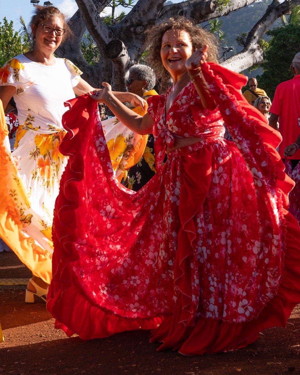 Artiste de maloya en costume de scène lors d un spectacle à La Réunion musique créole