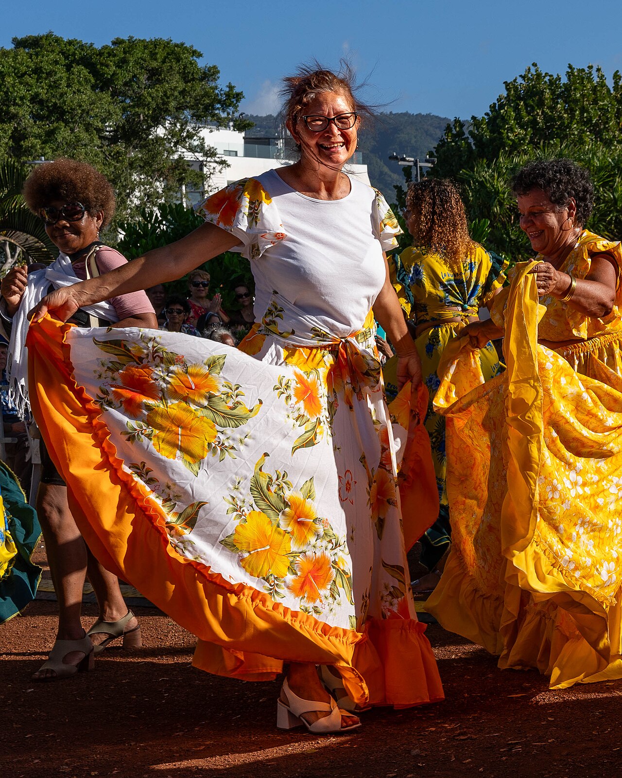 Scene de maloya reunionnais avec chanteuses et danseuses traditionnelles