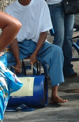 Musicien jouant du maloya avec un djembé métallique, musique traditionnelle réunionnaise
