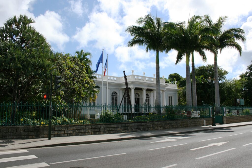 Façade du Musée Léon-Dierx à Saint-Denis de La Réunion, premier musée d'art contemporain hors métropole