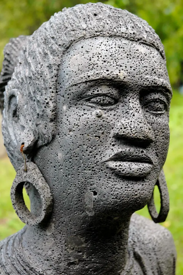 Sculpture d'une joueuse de pikèr, baguettes de bambou du maloya réunionnais
