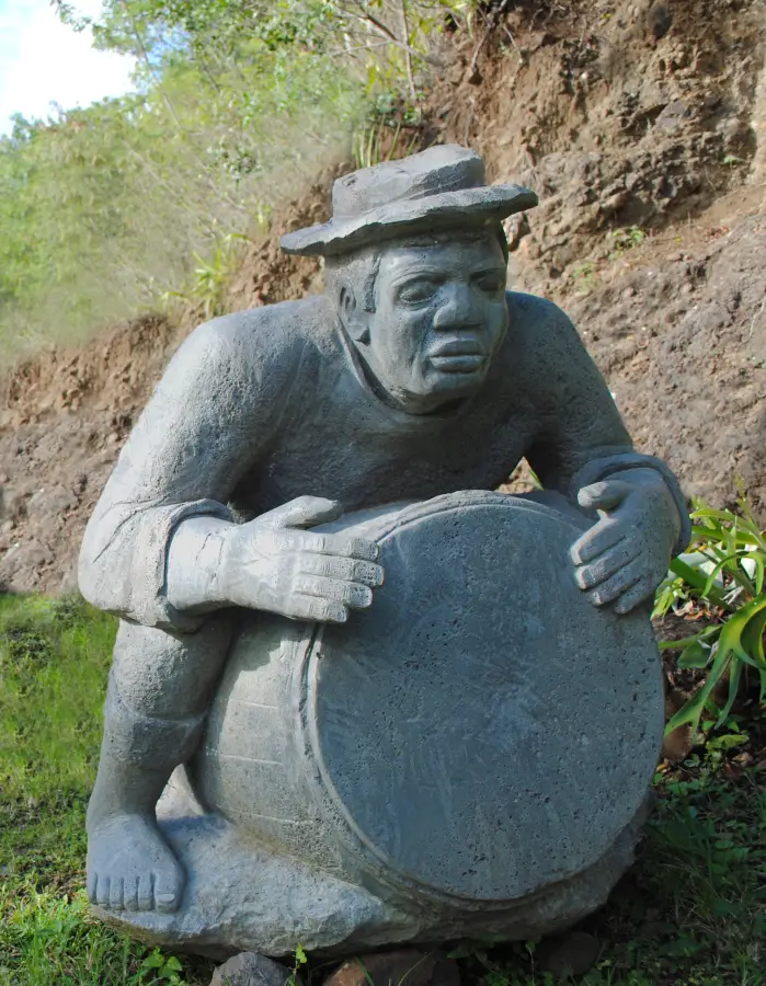 Sculpture d'un joueur de roulèr, tambour traditionnel du maloya réunionnais
