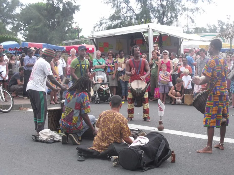 Groupe Simangavole jouant le séga traditionnel réunionnais