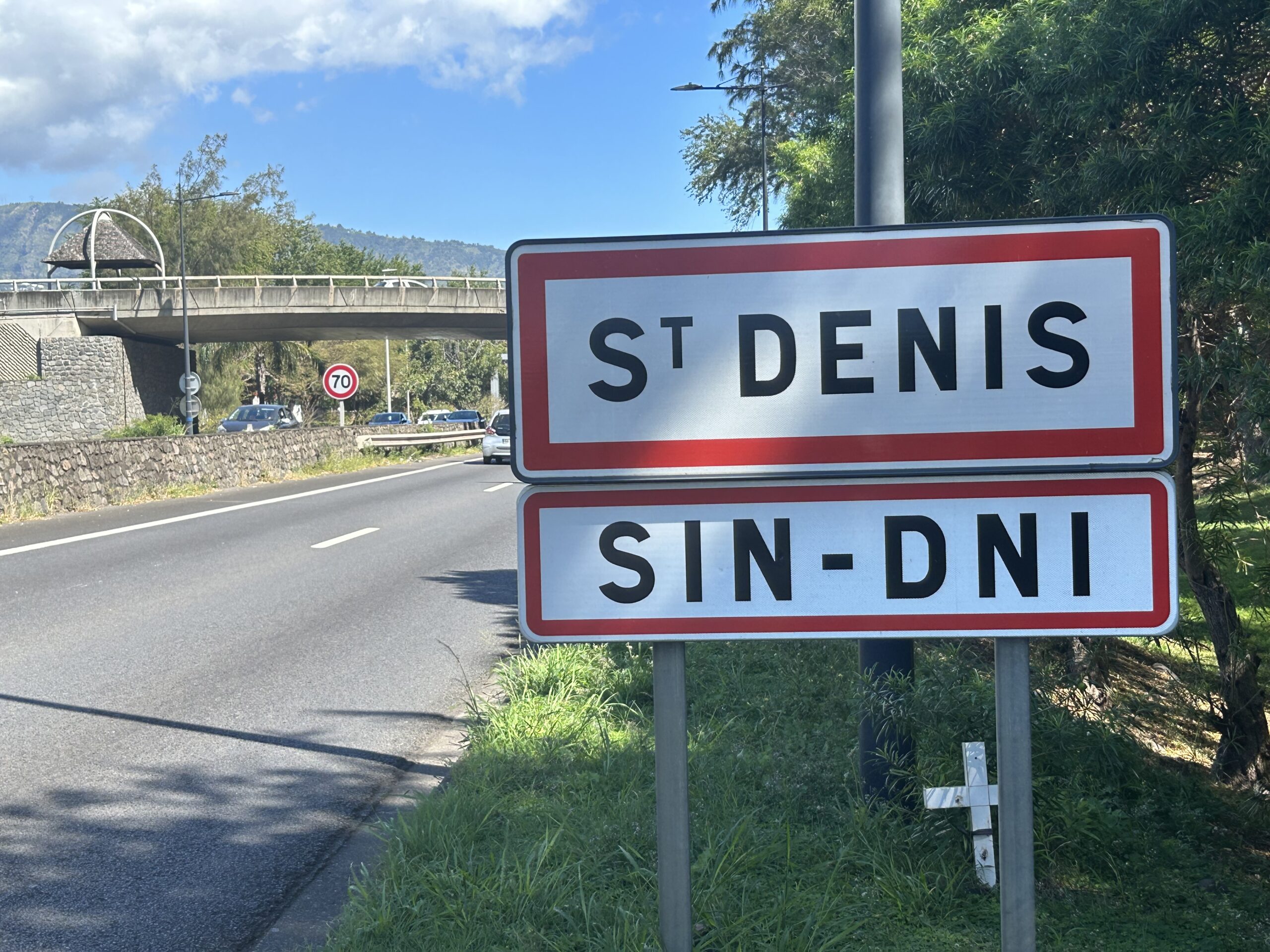 Panneau bilingue Saint-Denis / Sin Dni montrant la langue créole réunionnaise dans l espace public