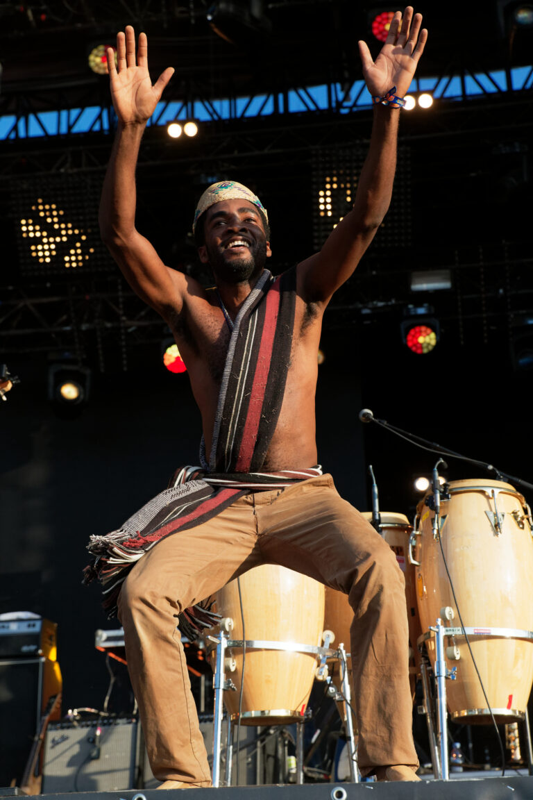 Lindigo groupe maloya réunionnais en concert sur scène au festival des Vieilles Charrues 2019