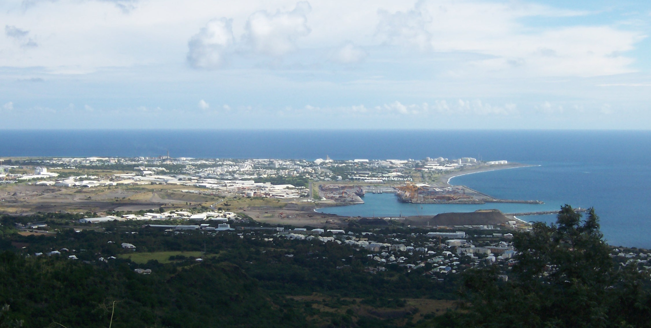 Vue panoramique de la ville du Port depuis la Route de la Montagne, La Réunion