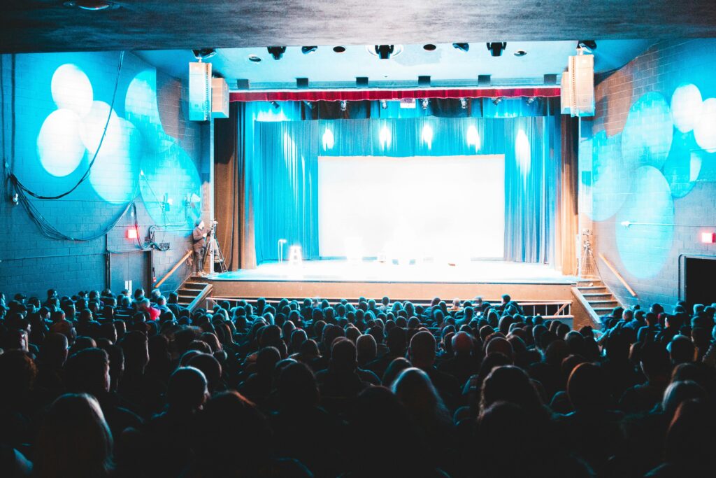 Spectateurs assis dans un théâtre, guide du spectateur réunionnais